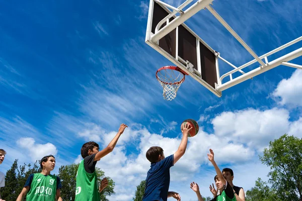 Regione di Chelyabinsk, Russia - giugno 2019. Giocatori di basket in azione sul campo — Foto Stock