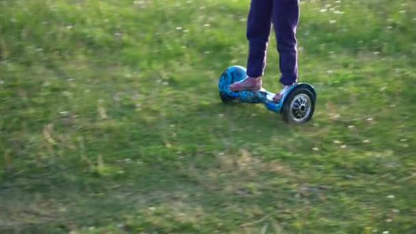 Giroskuter Dans Village Coucher Soleil Jeune Fille Chevauchant Gyroscope Sur — Video