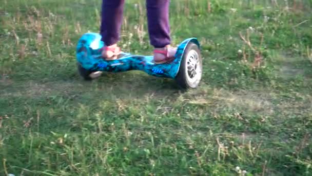 吉罗斯库特在村里 女孩青少年骑陀螺在草地上 — 图库视频影像