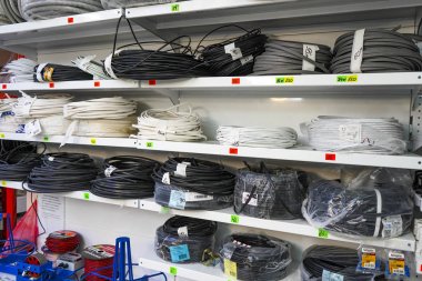 Chelyabinsk Region, Rusya - Haziran 2019. Elektrikli eşya deposu. Mallarla rafa. Mağazadaki elektrik kablolarının ruloları. Hırdavatçıda satılan elektrik kabloları