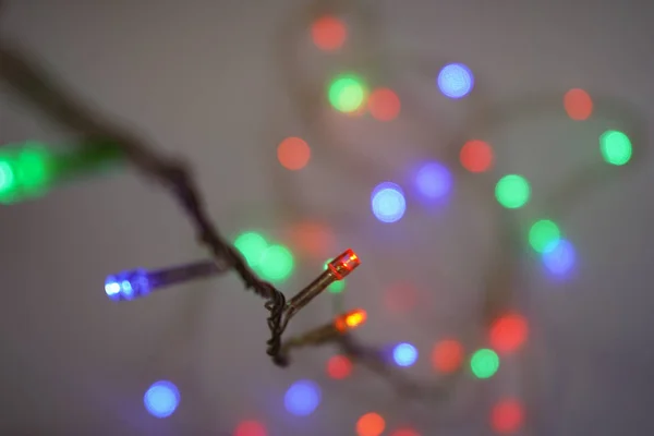 Lumières multicolores de Noël. Des lumières électriques. Guirlande décorative — Photo