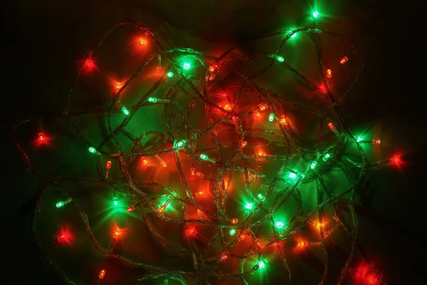 Lumières multicolores de Noël. Des lumières électriques. Guirlande décorative — Photo