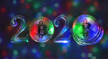 Kripto para konusunda 2020 kavramı. Çok renkli sikkeler bitcoins numaraları 2 yanında.