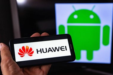 Magdeburg Almanya - Haziran 2019: Android akıllı telefon Honor tutan bir adam. Ekranda, Android logosu önünde huawei logosu. Google, Huawei'nin Android sistemine erişimini kısıtlar.