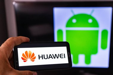 Magdeburg Almanya - Haziran 2019: Android akıllı telefon Honor tutan bir adam. Ekranda, Android logosu önünde huawei logosu. Google, Huawei'nin Android sistemine erişimini kısıtlar.
