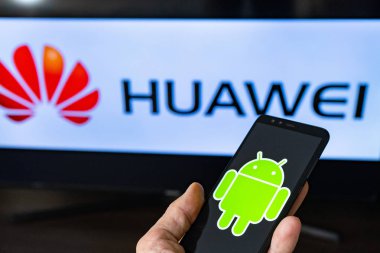Magdeburg Almanya-Haziran 2019: bir adam tutan Smartphone onur. Ekranda, Huawei logosu önünde Android logosu. Google, Huawei 'nin Android sistemine erişimini kısıtlar.
