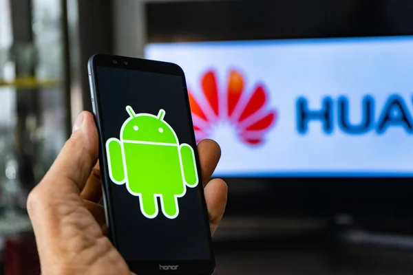 Magdeburg Almanya-Haziran 2019: bir adam tutan Smartphone onur. Ekranda, Huawei logosu önünde Android logosu. Google, Huawei 'nin Android sistemine erişimini kısıtlar.