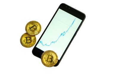 Akıllı telefon ve bitcoinler. Beyaz arka planda yalıtılmış görüntü. Bitcoin paraları akıllı telefonun ekranının yanında. Para birimi büyümesinin akıllı telefon ekran grafiğinde