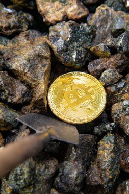 Taş bir arka plan karşı altın sikke bir Bitcoin yığını yakın çekim dikey üst görünümü. Arka plan dokusu kavramı