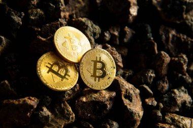 Taş bir arka plan karşı altın sikke bir Bitcoin yığını yakın çekim dikey üst görünümü. Arka plan dokusu kavramı