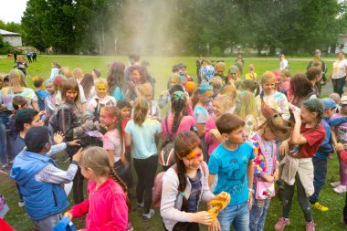 Chelyabinsk Region, Rusya - Temmuz 2019. Farklı milletlerden çocuklar renk festivalinde arkadaştır. Birçok ulusun katılımıyla ilde tatil, müzik, dans, enterta