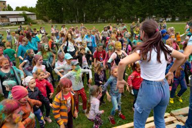 Chelyabinsk Region, Rusya - Temmuz 2019. Farklı milletlerden çocuklar renk festivalinde arkadaştır. Birçok ulusun katılımıyla ilde tatil, müzik, dans, enterta