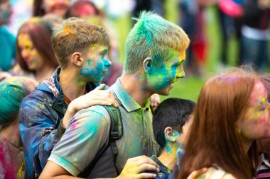 Chelyabinsk Region, Rusya - Temmuz 2019. Farklı milletlerden çocuklar renk festivalinde arkadaştır. Birçok ulusun katılımıyla ilde tatil, müzik, dans, enterta