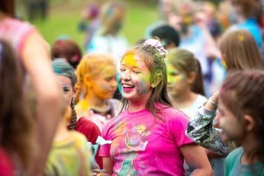 Chelyabinsk Region, Rusya - Temmuz 2019. Farklı milletlerden çocuklar renk festivalinde arkadaştır. Birçok ulusun katılımıyla ilde tatil, müzik, dans, enterta