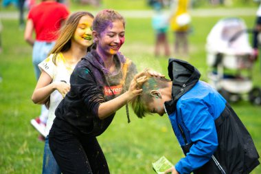 Chelyabinsk Region, Rusya - Temmuz 2019. Farklı milletlerden çocuklar renk festivalinde arkadaştır. Birçok ulusun katılımıyla ilde tatil, müzik, dans, enterta
