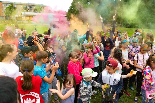 Chelyabinsk Region, Rússia - JULHO 2019. Crianças de diferentes nacionalidades são amigas no festival das cores. Férias na província com a participação de muitas nações, música, dança, enterta — Fotografia de Stock