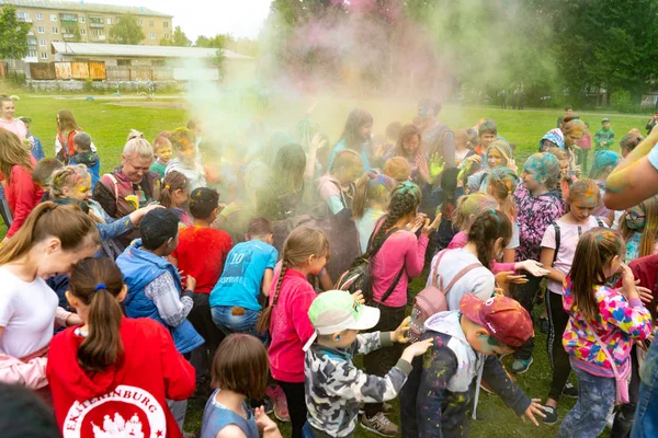 Chelyabinsk region, Rosja-2019 lipca. Dzieci różnych narodowości są przyjaciółmi na festiwalu kolorów. Wakacje w prowincji z udziałem wielu narodów, muzyka, taniec, teniso — Zdjęcie stockowe