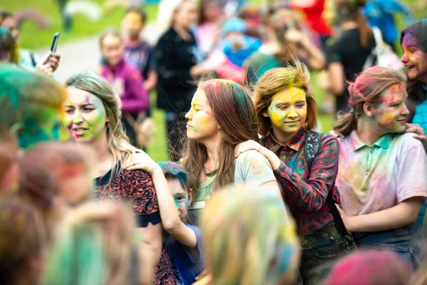 Chelyabinsk Region, Rússia - JULHO 2019. Crianças de diferentes nacionalidades são amigas no festival das cores. Férias na província com a participação de muitas nações, música, dança, enterta — Fotografia de Stock