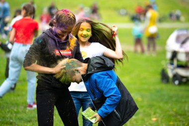 Chelyabinsk Region, Rusya - Temmuz 2019. Farklı milletlerden çocuklar renk festivalinde arkadaştır. Birçok ulusun katılımıyla ilde tatil, müzik, dans, enterta