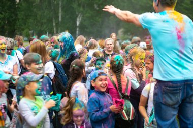 Chelyabinsk Region, Rusya - Temmuz 2019. Farklı milletlerden çocuklar renk festivalinde arkadaştır. Birçok ulusun katılımıyla ilde tatil, müzik, dans, enterta