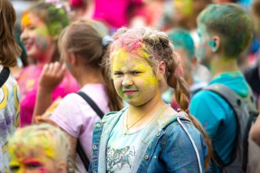Chelyabinsk Region, Rusya - Temmuz 2019. Farklı milletlerden çocuklar renk festivalinde arkadaştır. Birçok ulusun katılımıyla ilde tatil, müzik, dans, enterta