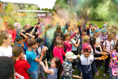 Chelyabinsk Region, Rusya - Temmuz 2019. Farklı milletlerden çocuklar renk festivalinde arkadaştır. Birçok ulusun katılımıyla ilde tatil, müzik, dans, enterta