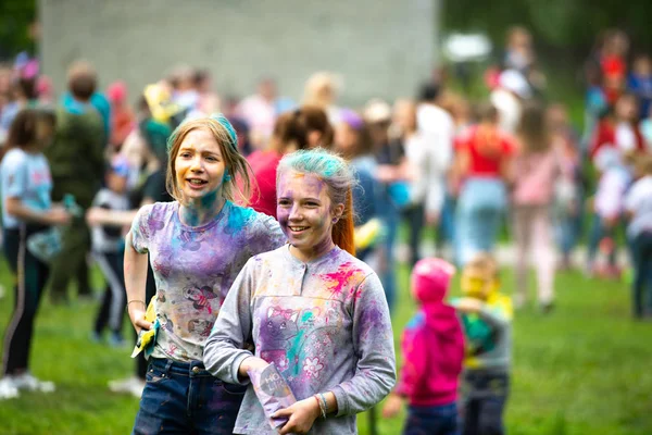 Chelyabinsk Region, Rusya - Temmuz 2019. Farklı milletlerden çocuklar renk festivalinde arkadaştır. Birçok ulusun katılımıyla ilde tatil, müzik, dans, enterta