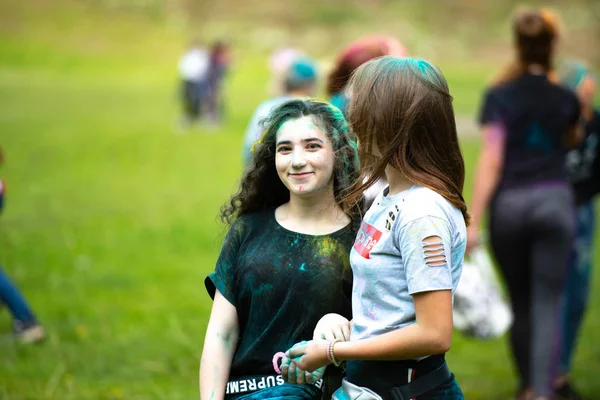 Región de Chelyabinsk, Rusia - JULIO 2019. Niños de diferentes nacionalidades son amigos en el festival de colores. Vacaciones en la provincia con la participación de muchas naciones, música, danza, enterta —  Fotos de Stock