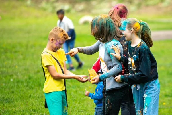 Chelyabinsk region, Ryssland-juli 2019. Barn av olika nationaliteter är vänner på festivalen av färger. Semester i provinsen med deltagande av många nationer, musik, Dans, kväll — Stockfoto