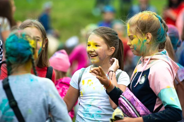 Chelyabinsk Region, Rússia - JULHO 2019. Crianças de diferentes nacionalidades são amigas no festival das cores. Férias na província com a participação de muitas nações, música, dança, enterta — Fotografia de Stock