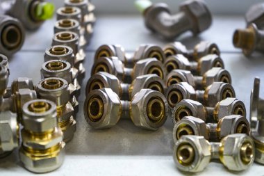 Chelyabinsk Region, Rusya - Haziran 2019. Tesisat satışları. Mallarla rafa. Bazı metal vanalar ve bağlantı parçaları bir hırdavatçı bir atölyede bir rafta. Close.