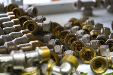 Chelyabinsk Region, Rusya - Haziran 2019. Tesisat satışları. Mallarla rafa. Bazı metal vanalar ve bağlantı parçaları bir hırdavatçı bir atölyede bir rafta. Close.