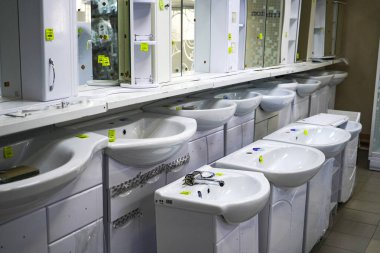 Chelyabinsk Region, Rusya - Haziran 2019. Üzerinde beyaz lavabolar asılı mağazada Duvar.