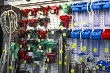 Chelyabinsk Region, Rusya - Haziran 2019. Tesisat çırçır. Mallarla rafa. Su filtresi satışı