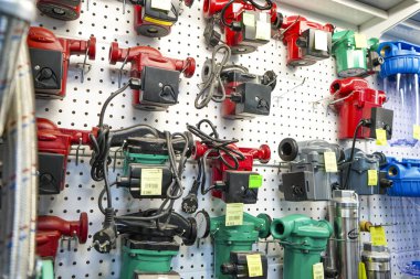 Chelyabinsk Region, Rusya - Haziran 2019. Tesisat çırçır. Mallarla rafa. Su filtresi satışı