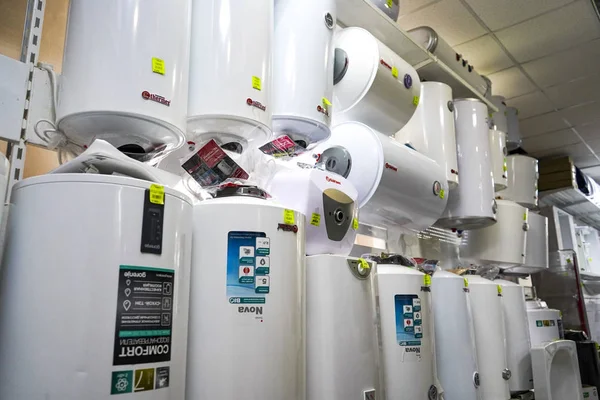 Chelyabinsk Region, Rusya - Haziran 2019. Tesisat çırçır. Mallarla rafa. Su ısıtıcıları satışı