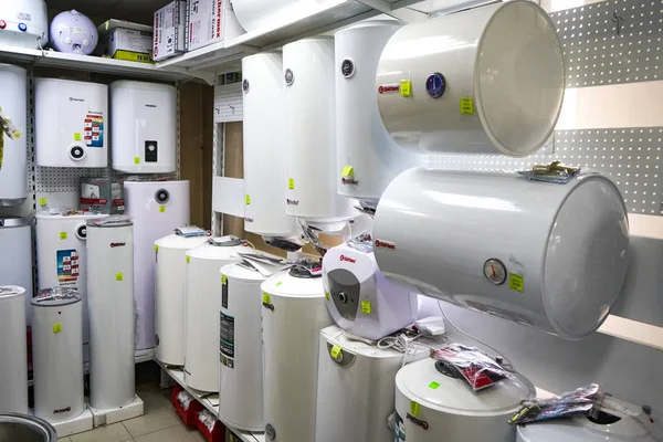 Chelyabinsk Region, Rusya - Haziran 2019. Tesisat çırçır. Mallarla rafa. Su ısıtıcıları satışı