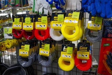 Chelyabinsk Region, Rusya - Haziran 2019. Hırdavatçı. Mallarla rafa. Düzeltici hattı. Depoda renkli düzeltici hat kablosu