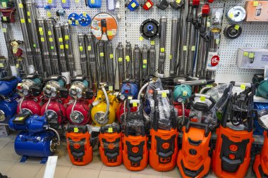 Chelyabinsk Region, Rusya - Haziran 2019. Tesisat çırçır. Mallarla rafa. Kompresörler ve su pompaları. Dalgıç pompalar. Büyük seçim