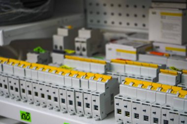 Chelyabinsk Region, Rusya - Haziran 2019. Elektrikli eşya deposu. Elektrik anahtarlarının satışı. Bir mağaza elektrik rafta anahtarları.