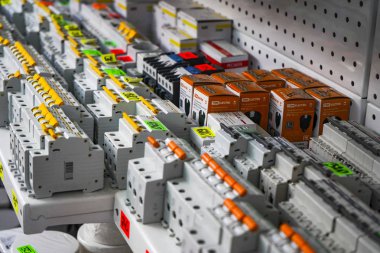 Chelyabinsk Region, Rusya - Haziran 2019. Elektrikli eşya deposu. Elektrik anahtarlarının satışı. Bir mağaza elektrik rafta anahtarları.