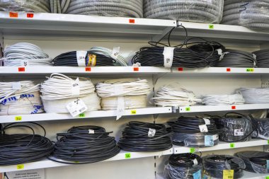 Chelyabinsk Region, Rusya - Haziran 2019. Elektrikli eşya deposu. Mallarla rafa. Mağazadaki elektrik kablolarının ruloları. Hırdavatçıda satılan elektrik kabloları