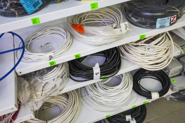 Chelyabinsk Region, Rusya - Haziran 2019. Elektrikli eşya deposu. Mallarla rafa. Mağazadaki elektrik kablolarının ruloları. Hırdavatçıda satılan elektrik kabloları