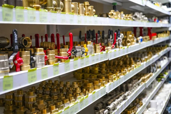 Chelyabinsk Region, Rusya - Haziran 2019. Tesisat satışları. Mallarla rafa. Bazı metal vanalar ve bağlantı parçaları bir hırdavatçı bir atölyede bir rafta. Close.