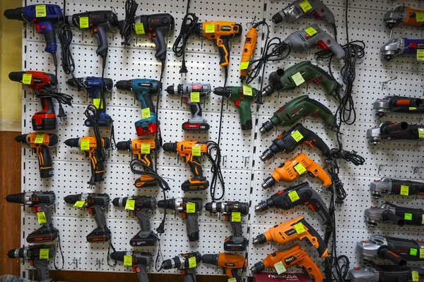 Chelyabinsk Region, Rusya - Haziran 2019. Hırdavatçı. Mallarla rafa. Mağaza raflarında çeşitli üreticilerin inşaat ve onarım için elektrikli el aletleri, satış.