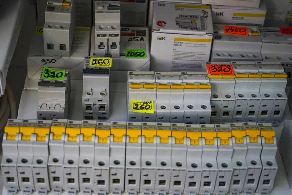 Chelyabinsk Region, Rusia - Juni 2019. Toko barang-barang listrik. Penjualan saklar listrik. Switches on the shelf in a department store electric . — Stok Foto