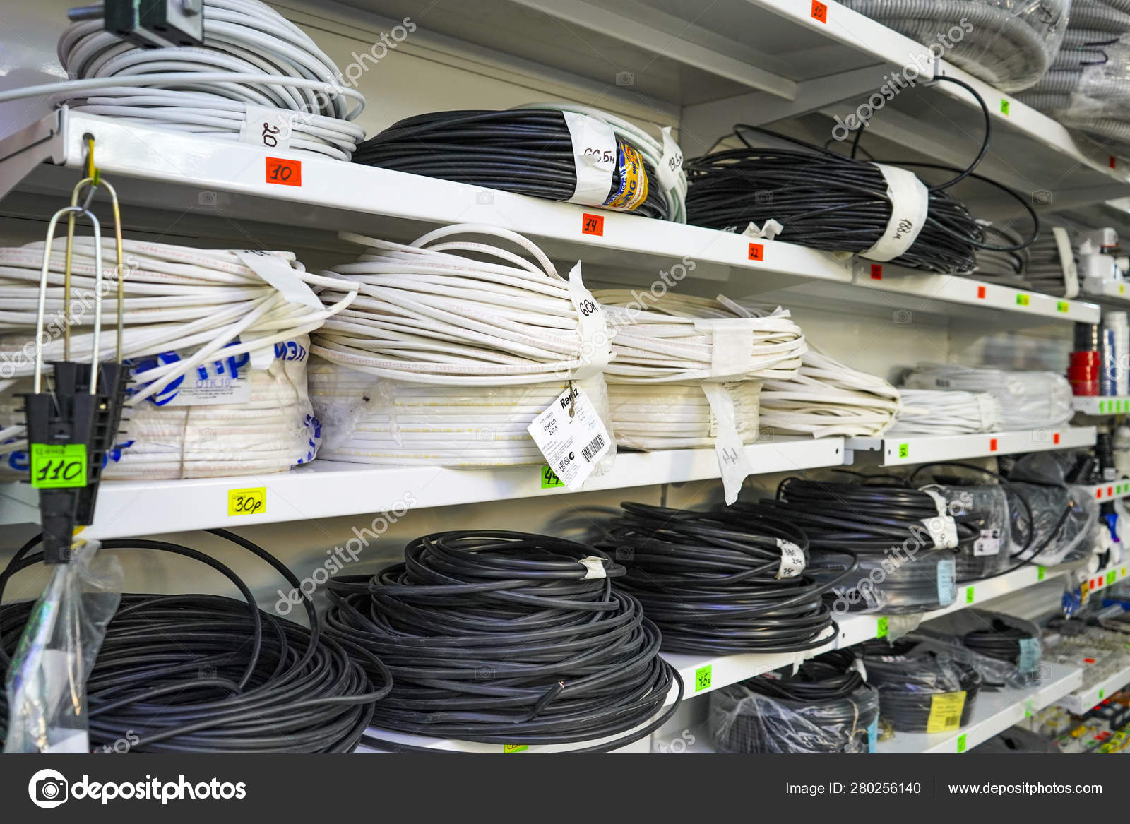 Витрина с кабелем. Стеллаж под кабель. Оборудование для магазина электрики. Витрина с кабелем. Кабельная продукция.