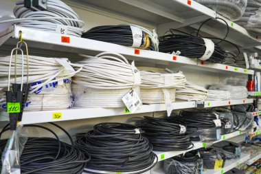Chelyabinsk Region, Rusya - Haziran 2019. Elektrikli eşya deposu. Mallarla rafa. Mağazadaki elektrik kablolarının ruloları. Hırdavatçıda satılan elektrik kabloları