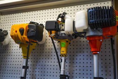 Chelyabinsk Region, Rusya - Haziran 2019. Hırdavatçı. Mağazada çeşitli üreticilerin çim biçme için Satılık Elektrik kesiciler