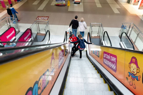 Chelyabinsk region, Rússia - junho de 2019. Compradores descem a escada rolante no TRNK Rodnik . — Fotografia de Stock